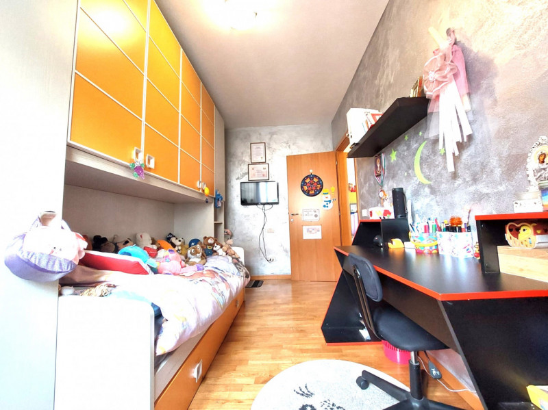 CSC143;Situato nel cuore pulsante del paese, al primo piano di un contesto servito da ascensore, ...