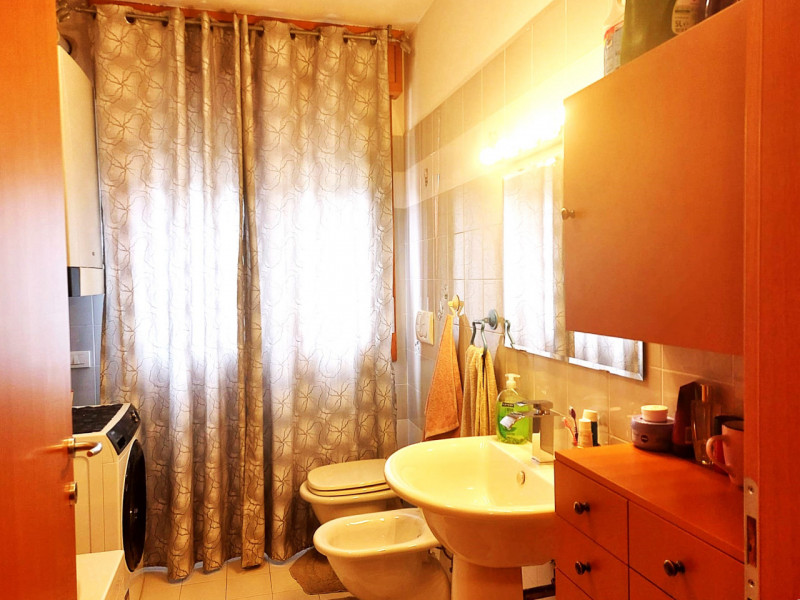 CSC143;Situato nel cuore pulsante del paese, al primo piano di un contesto servito da ascensore, ...