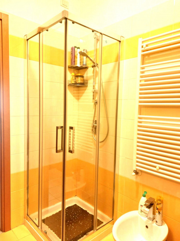 CSC143;Situato nel cuore pulsante del paese, al primo piano di un contesto servito da ascensore, ...