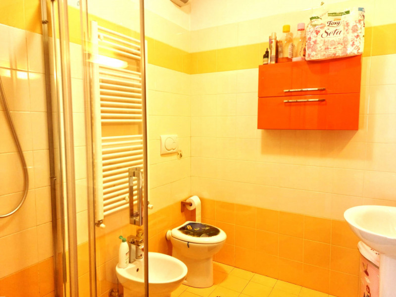 CSC143;Situato nel cuore pulsante del paese, al primo piano di un contesto servito da ascensore, ...