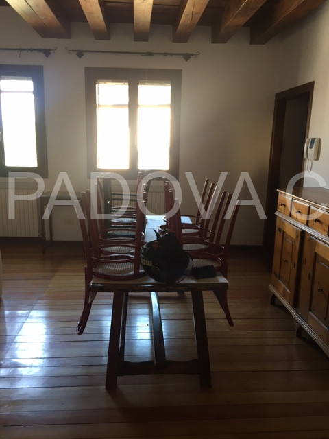 SOLO REFERENZIATI 

Scopri un'opportunità unica di vivere in un prestigioso appartamento mansarda...