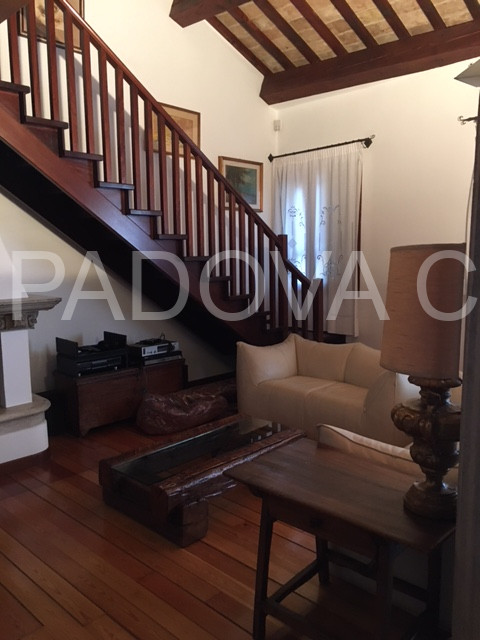 SOLO REFERENZIATI 

Scopri un'opportunità unica di vivere in un prestigioso appartamento mansarda...