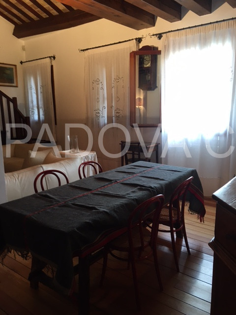 SOLO REFERENZIATI 

Scopri un'opportunità unica di vivere in un prestigioso appartamento mansarda...