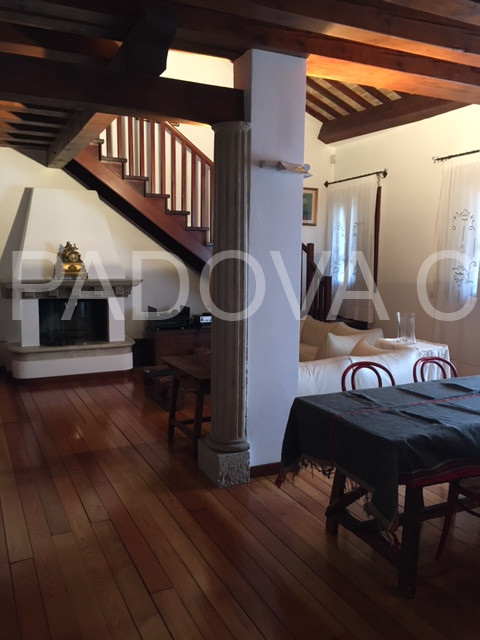 SOLO REFERENZIATI 

Scopri un'opportunità unica di vivere in un prestigioso appartamento mansarda...