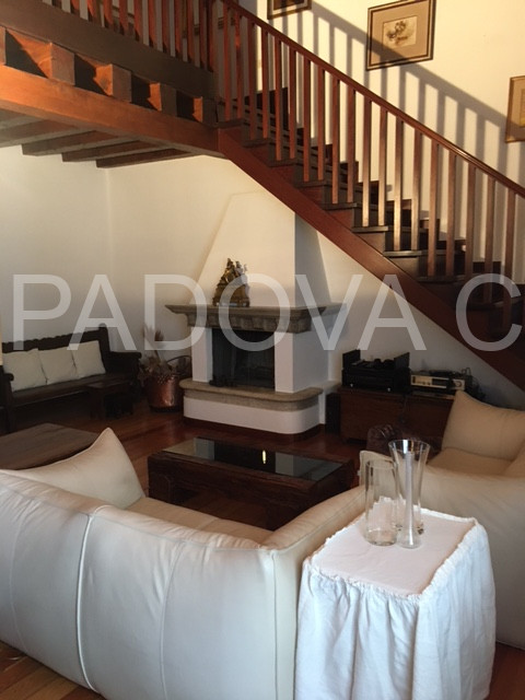 SOLO REFERENZIATI 

Scopri un'opportunità unica di vivere in un prestigioso appartamento mansarda...