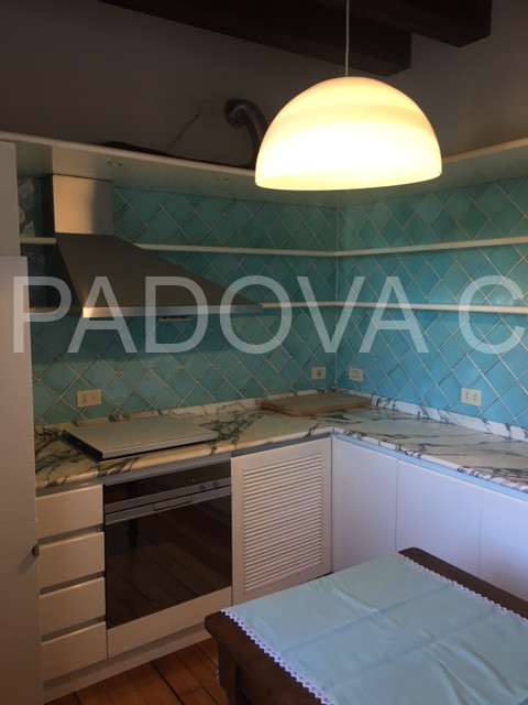 SOLO REFERENZIATI 

Scopri un'opportunità unica di vivere in un prestigioso appartamento mansarda...