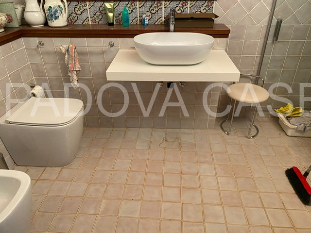 SOLO REFERENZIATI 

Scopri un'opportunità unica di vivere in un prestigioso appartamento mansarda...