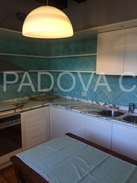 SOLO REFERENZIATI 

Scopri un'opportunità unica di vivere in un prestigioso appartamento mansarda...