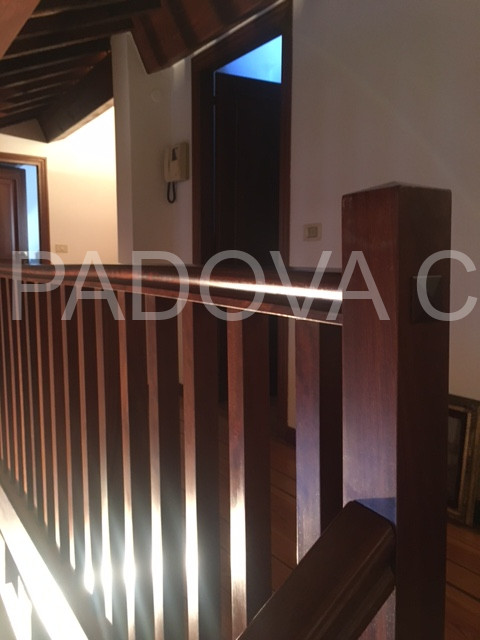 SOLO REFERENZIATI 

Scopri un'opportunità unica di vivere in un prestigioso appartamento mansarda...