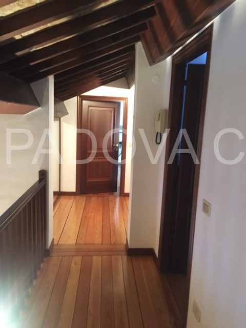 SOLO REFERENZIATI 

Scopri un'opportunità unica di vivere in un prestigioso appartamento mansarda...