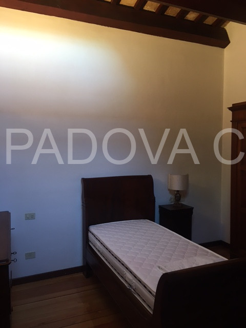 SOLO REFERENZIATI 

Scopri un'opportunità unica di vivere in un prestigioso appartamento mansarda...