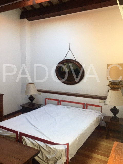 SOLO REFERENZIATI 

Scopri un'opportunità unica di vivere in un prestigioso appartamento mansarda...