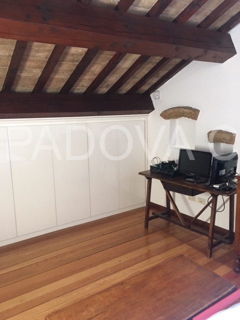 SOLO REFERENZIATI 

Scopri un'opportunità unica di vivere in un prestigioso appartamento mansarda...