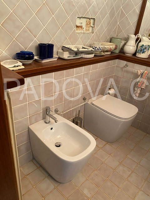 SOLO REFERENZIATI 

Scopri un'opportunità unica di vivere in un prestigioso appartamento mansarda...