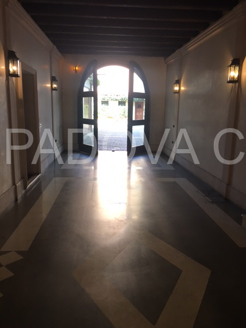 SOLO REFERENZIATI 

Scopri un'opportunità unica di vivere in un prestigioso appartamento mansarda...