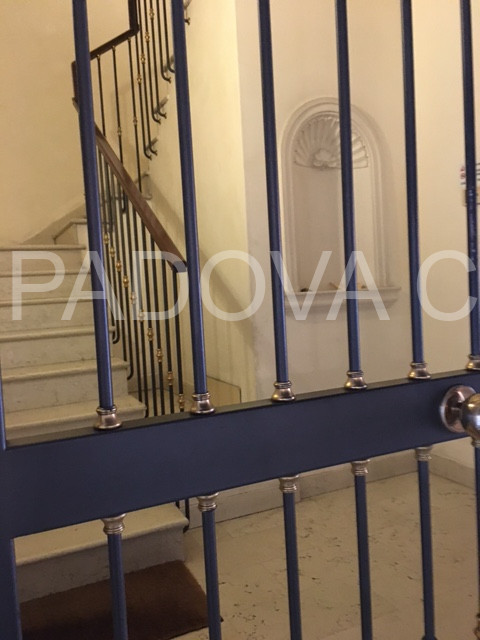 SOLO REFERENZIATI 

Scopri un'opportunità unica di vivere in un prestigioso appartamento mansarda...