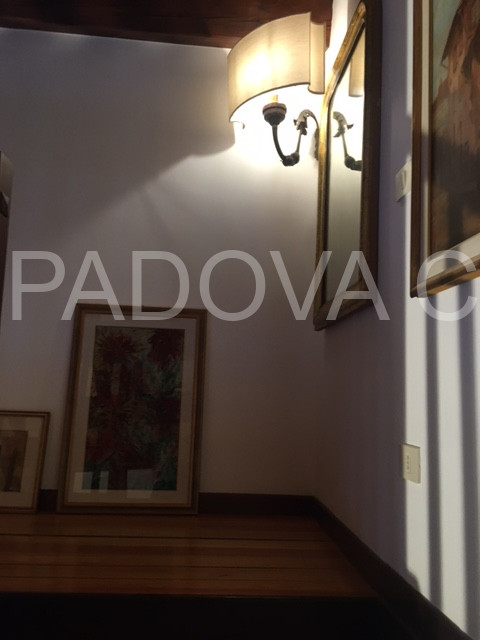 SOLO REFERENZIATI 

Scopri un'opportunità unica di vivere in un prestigioso appartamento mansarda...