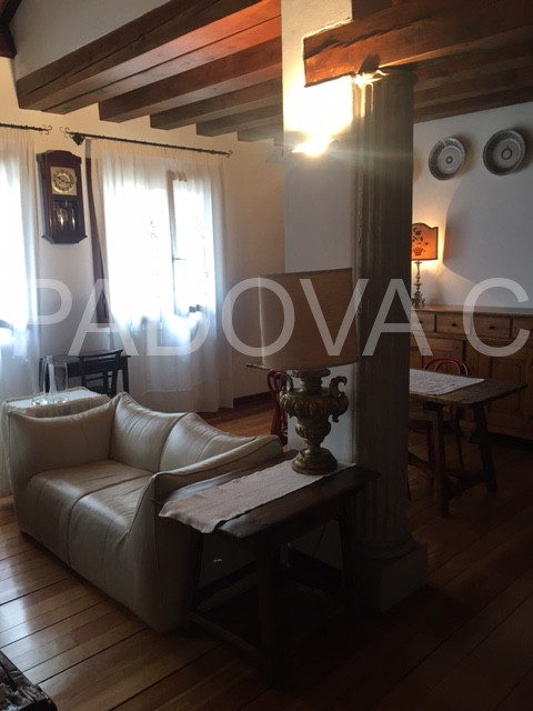 SOLO REFERENZIATI 

Scopri un'opportunità unica di vivere in un prestigioso appartamento mansarda...