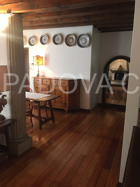 SOLO REFERENZIATI 

Scopri un'opportunità unica di vivere in un prestigioso appartamento mansarda...