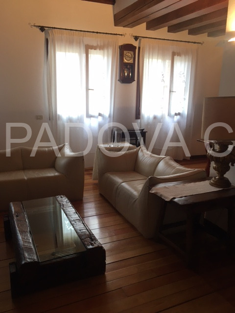 SOLO REFERENZIATI 

Scopri un'opportunità unica di vivere in un prestigioso appartamento mansarda...