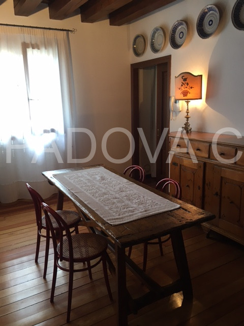 SOLO REFERENZIATI 

Scopri un'opportunità unica di vivere in un prestigioso appartamento mansarda...