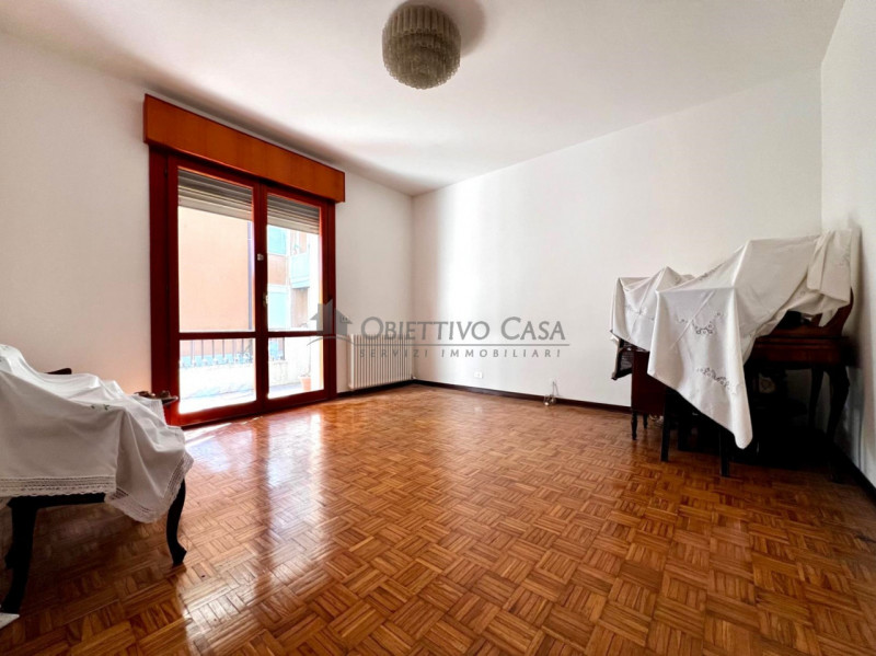 PD319 - Proponiamo in vendita un luminoso appartamento di ampie metrature, in quartiere Forcellin...