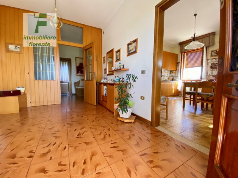 Libera subito, in zona tranquilla su lotto di terreno di mq 860 ampia casa singola degli anni '70...