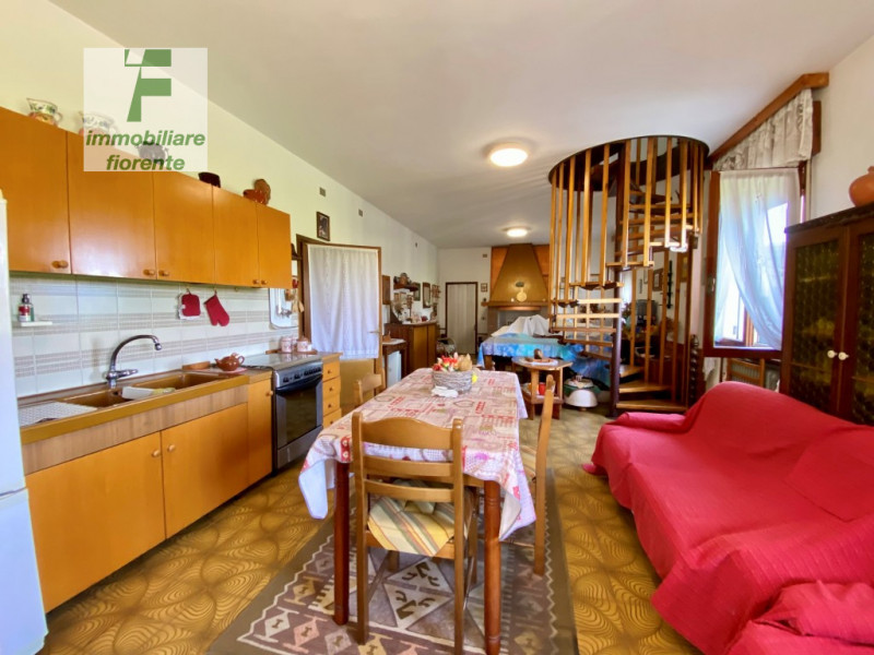 Libera subito, in zona tranquilla su lotto di terreno di mq 860 ampia casa singola degli anni '70...