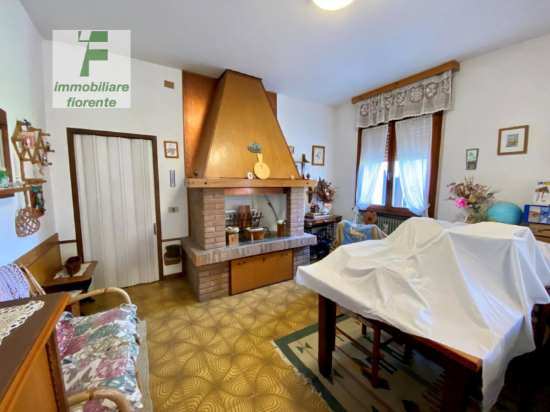 Libera subito, in zona tranquilla su lotto di terreno di mq 860 ampia casa singola degli anni '70...