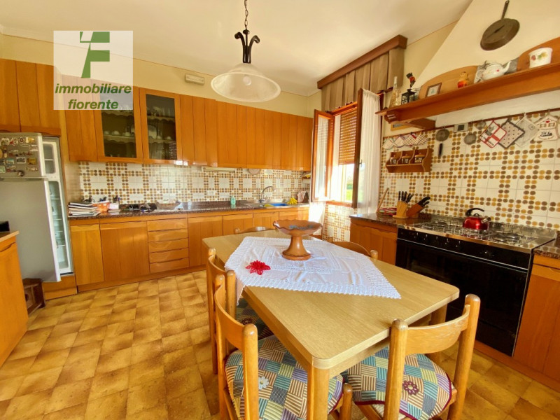 Libera subito, in zona tranquilla su lotto di terreno di mq 860 ampia casa singola degli anni '70...