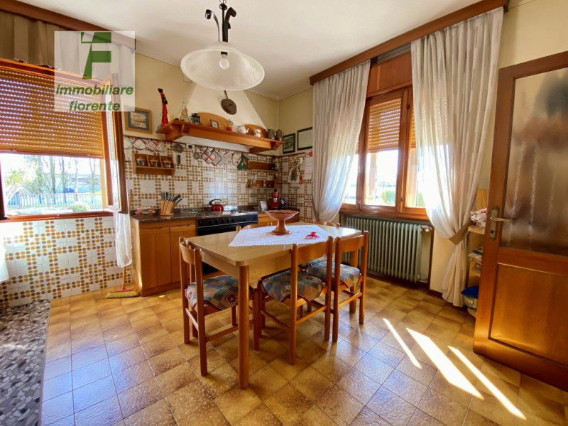 Libera subito, in zona tranquilla su lotto di terreno di mq 860 ampia casa singola degli anni '70...