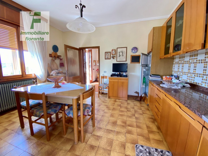 Libera subito, in zona tranquilla su lotto di terreno di mq 860 ampia casa singola degli anni '70...