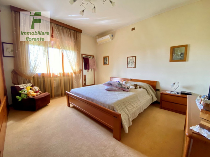 Libera subito, in zona tranquilla su lotto di terreno di mq 860 ampia casa singola degli anni '70...