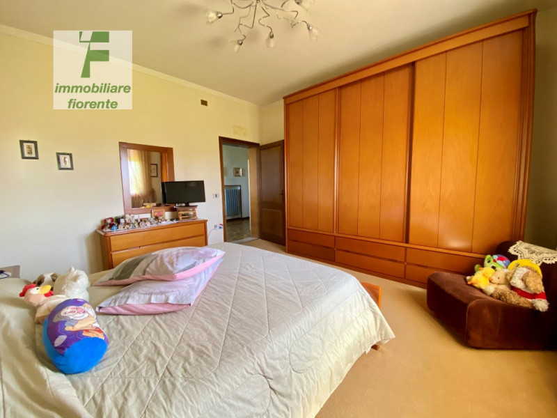 Libera subito, in zona tranquilla su lotto di terreno di mq 860 ampia casa singola degli anni '70...