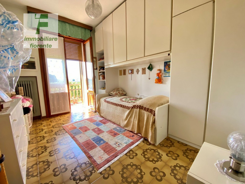 Libera subito, in zona tranquilla su lotto di terreno di mq 860 ampia casa singola degli anni '70...