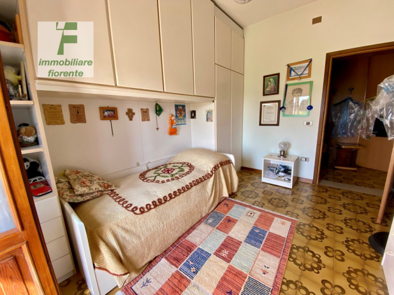 Libera subito, in zona tranquilla su lotto di terreno di mq 860 ampia casa singola degli anni '70...