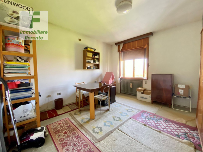 Libera subito, in zona tranquilla su lotto di terreno di mq 860 ampia casa singola degli anni '70...