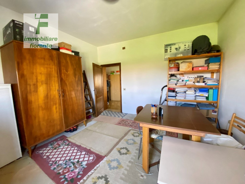 Libera subito, in zona tranquilla su lotto di terreno di mq 860 ampia casa singola degli anni '70...