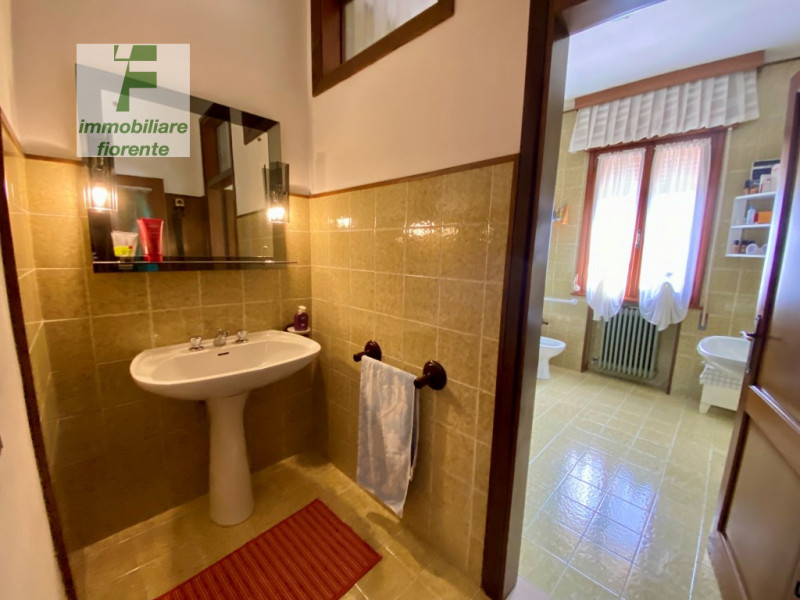 Libera subito, in zona tranquilla su lotto di terreno di mq 860 ampia casa singola degli anni '70...