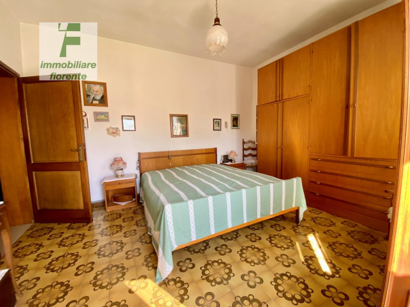 Libera subito, in zona tranquilla su lotto di terreno di mq 860 ampia casa singola degli anni '70...