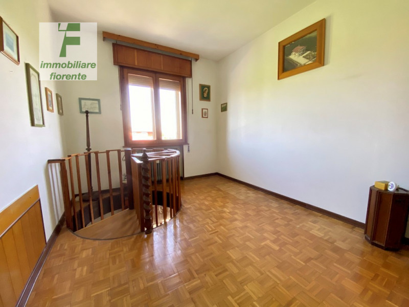 Libera subito, in zona tranquilla su lotto di terreno di mq 860 ampia casa singola degli anni '70...