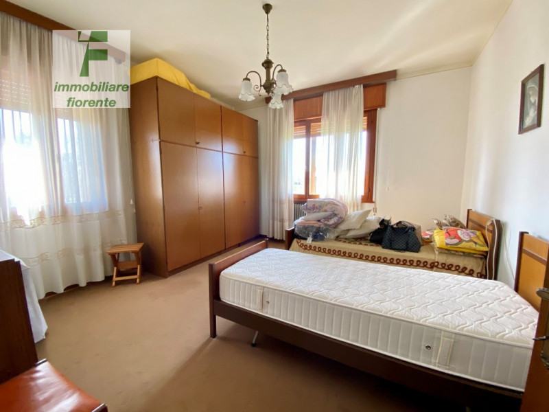 Libera subito, in zona tranquilla su lotto di terreno di mq 860 ampia casa singola degli anni '70...