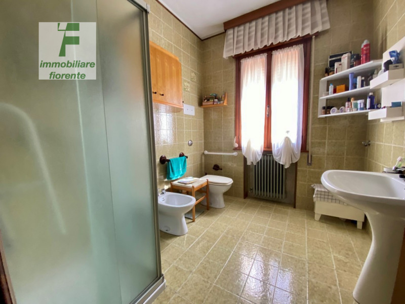 Libera subito, in zona tranquilla su lotto di terreno di mq 860 ampia casa singola degli anni '70...