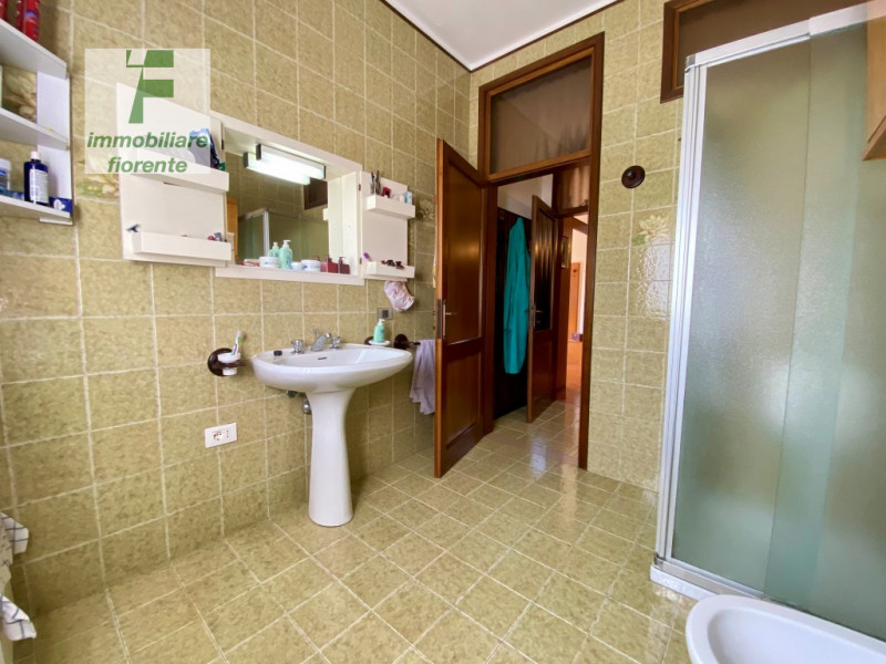 Libera subito, in zona tranquilla su lotto di terreno di mq 860 ampia casa singola degli anni '70...