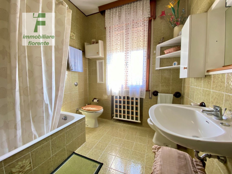 Libera subito, in zona tranquilla su lotto di terreno di mq 860 ampia casa singola degli anni '70...