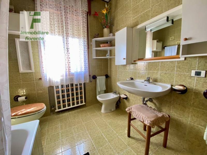 Libera subito, in zona tranquilla su lotto di terreno di mq 860 ampia casa singola degli anni '70...