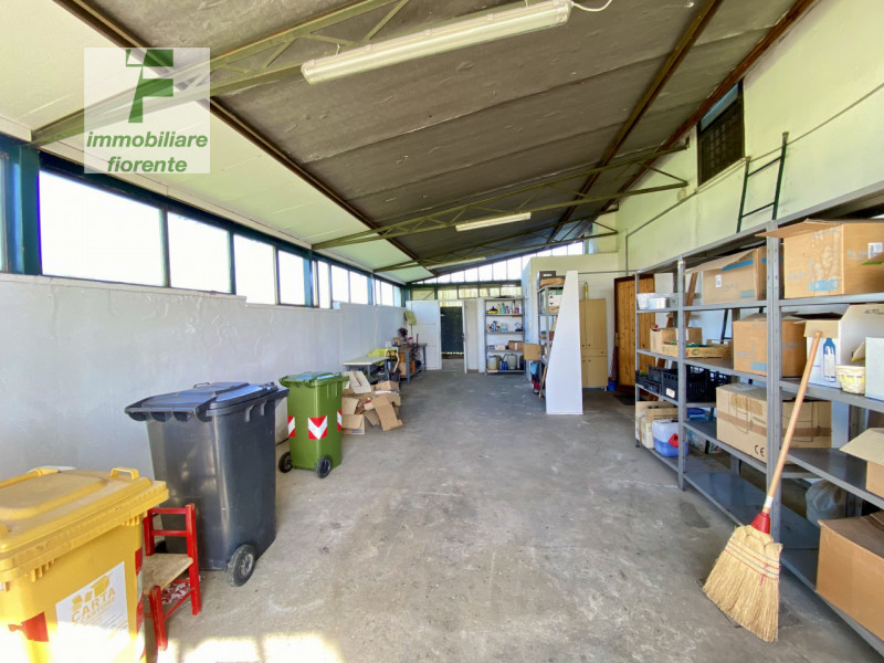 Libera subito, in zona tranquilla su lotto di terreno di mq 860 ampia casa singola degli anni '70...