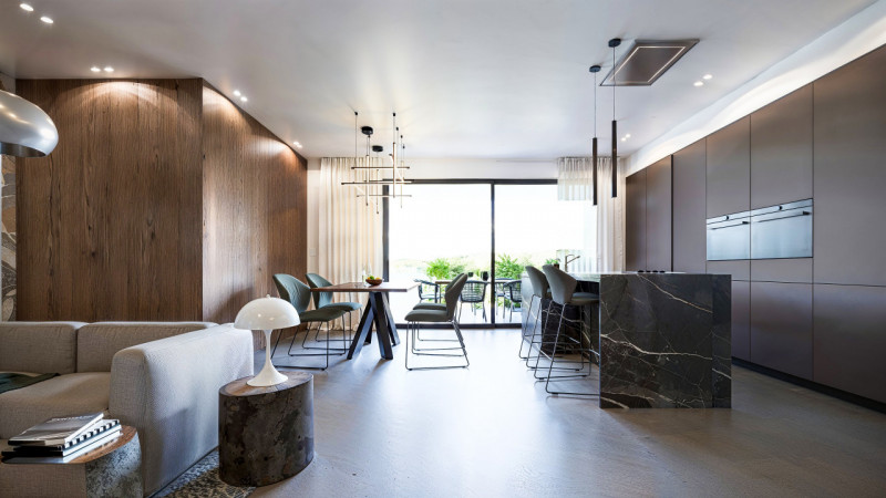 Presentiamo un elegante appartamento in vendita, situato all'interno di un moderno condominio com...