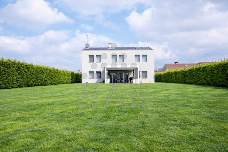 Ci sono case belle. E poi ci sono case che fanno immaginare subito una nuova vita.
Questa villa m...