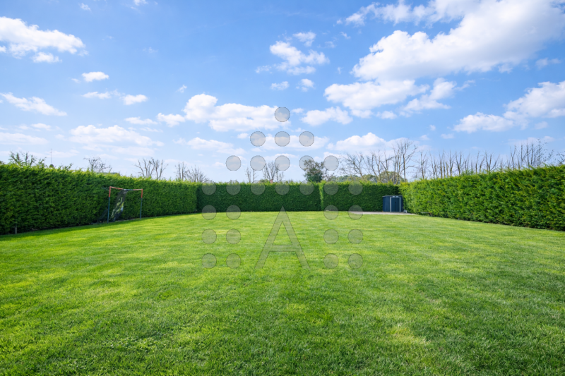 Ci sono case belle. E poi ci sono case che fanno immaginare subito una nuova vita.
Questa villa m...